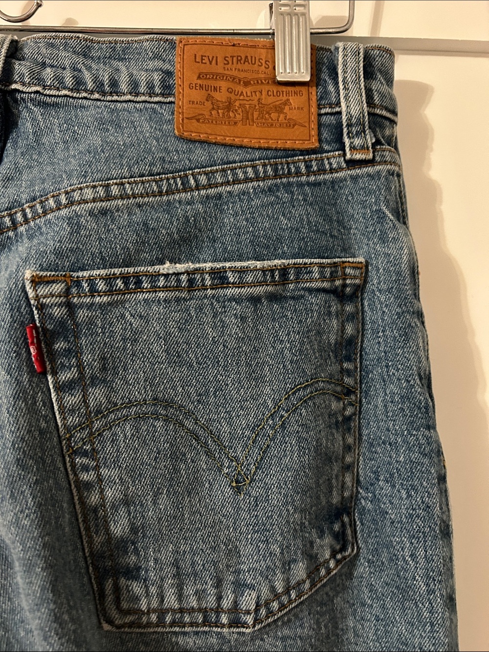 Levi’s Ribcage Straight Distressed Jeans - Picture 4 of 5